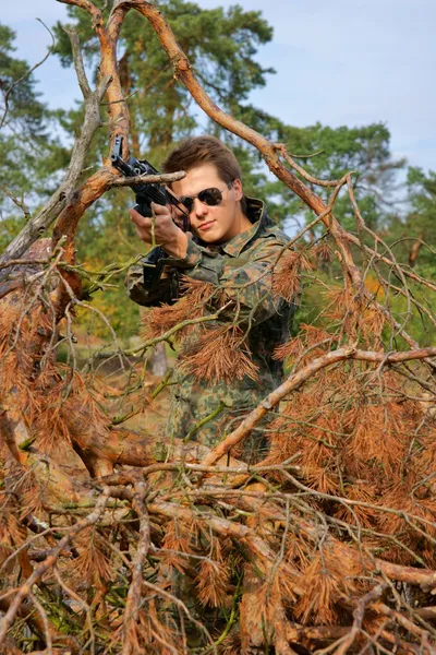 Teenager, chlapec v kabátek a puška, air soft zbraň — Stock fotografie