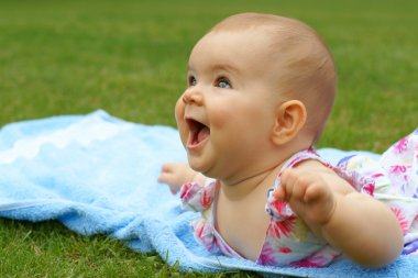 Bebek, kız, yedi aylık çocuk üzerinde mavi battaniye yalan