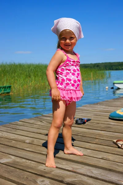 Bambino, bambina in costume da bagno rosa e velo — Foto Stock