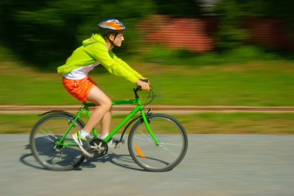 Ciclismo, adolescente montando en bicicleta — Foto de Stock
