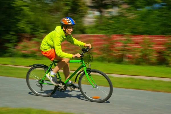Cyclisme, adolescent en vélo — Photo