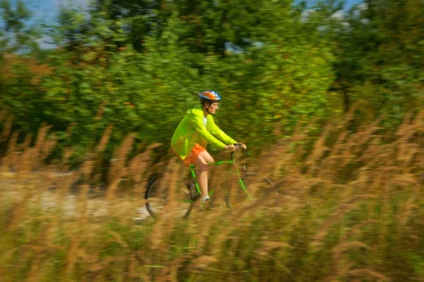 Велоспорт, підліток їде на велосипеді Ліцензійні Стокові Зображення