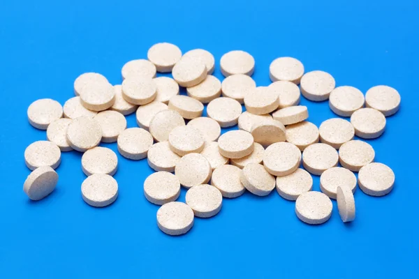 Tablety, kapsle na modrém pozadí, farmacie, medicíny — Stock fotografie