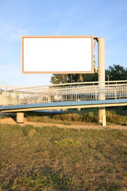 boş billboard, reklam ve iniş Bisiklet ve köprü engelliler için