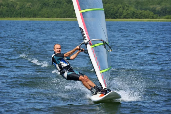 Windsurf en el lago Niesjalá ysz, Polonia — Foto de Stock