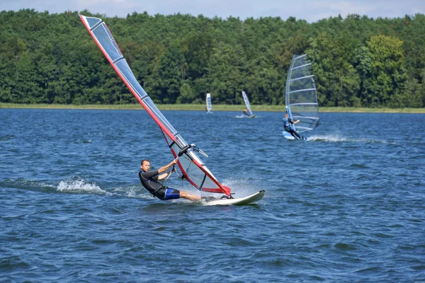 Windsurf en el lago Niesjalá ysz, Polonia — Foto de Stock