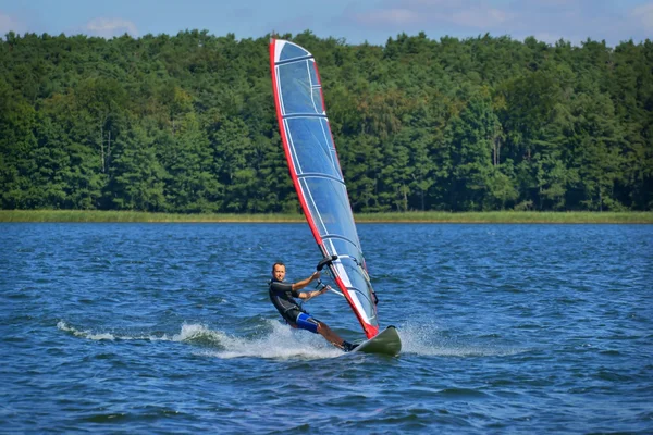 Windsurfen auf dem See niesłysz, Polen — Stockfoto