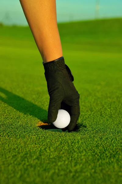 Golfe, mão golfista recuperando a bola no buraco — Fotografia de Stock