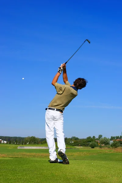 Golfe, golfista adolescente golpeando a bola — Fotografia de Stock