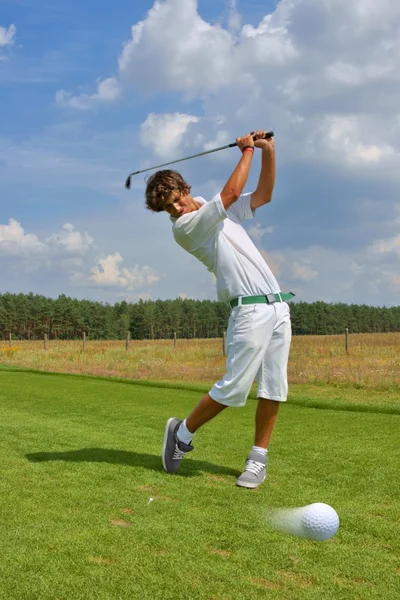 Golf, golfer striking the ball — Stock Photo, Image