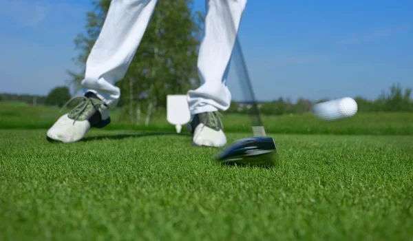 Golf, Fahrer prallt gegen Golfball — Stockfoto