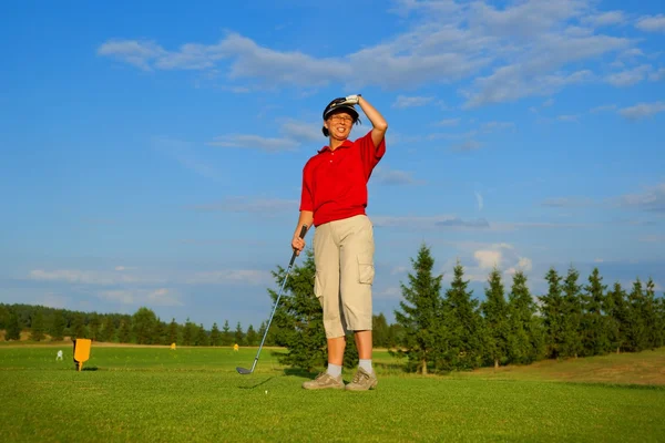 Гольф, женщина-гольфист, наблюдающая за полетом мяча — стоковое фото