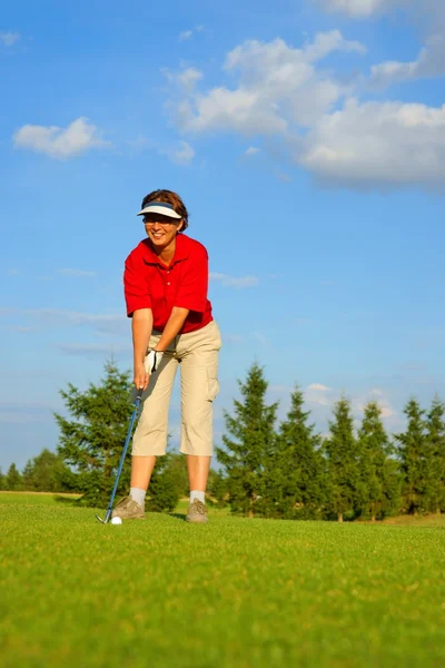 Golf, golfista kobieta ma zamiar uderzyć piłkę — Zdjęcie stockowe