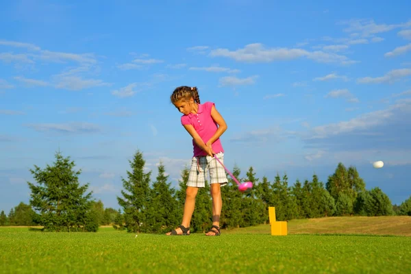 Гольф, девушка-гольфистка, ударяющая по мячу — стоковое фото