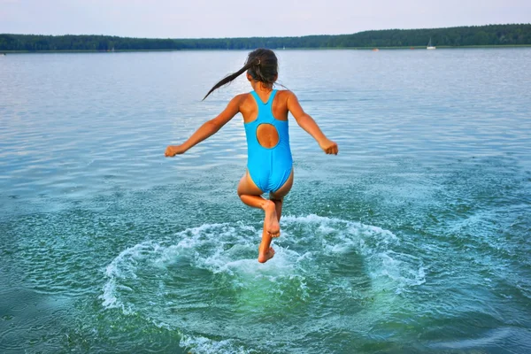 Flicka hoppade upp i sjön, i åldern 10 år — Stockfoto