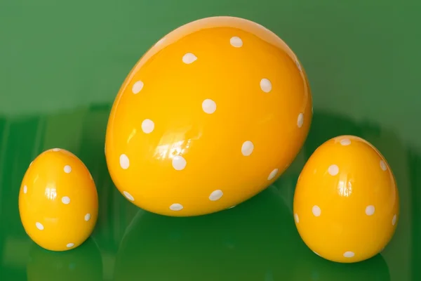 Пасхальные яйца, керамика, на зеленом фоне — стоковое фото