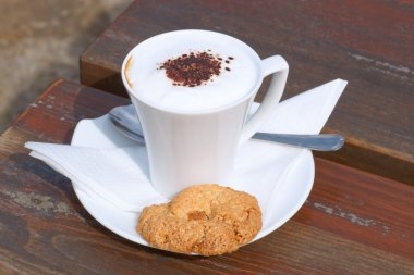 pasta ve bir fincan sütlü kahve