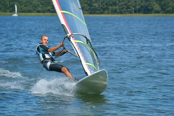 Windsurf en el lago Niesjalá ysz, polaco — Foto de Stock