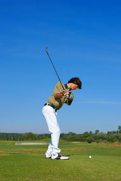 Golf, Golf topu çarpıcı — Stok fotoğraf