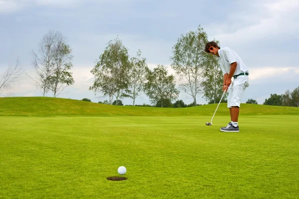 ゴルフ、ゴルファーが穴にボールを突き出す — ストック写真