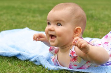 Bebek, kız, yedi aylık çocuk üzerinde mavi battaniye yalan