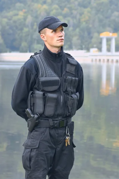 Wachmann in Uniform und bewaffnet — Stockfoto