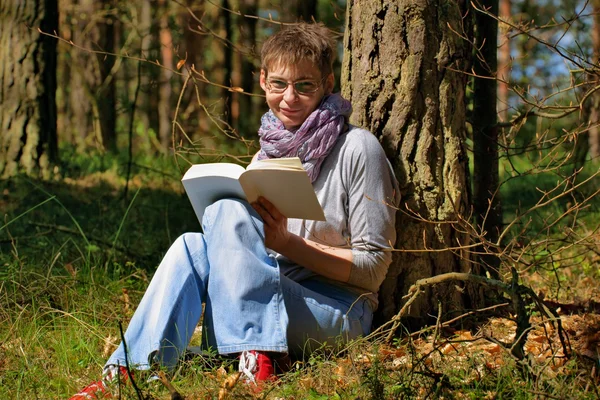 Woman reading a book in the forest — Stock Photo, Image