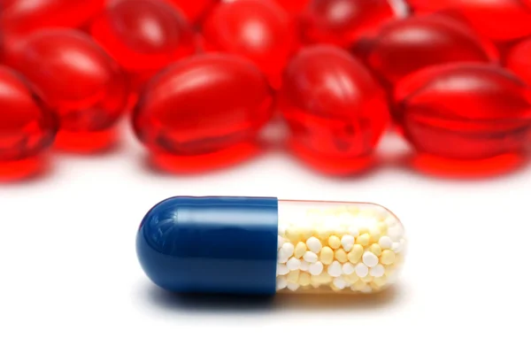 Pillen, capsules op witte achtergrond, farmacie, geneeskunde — Stockfoto