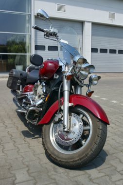 Kırmızı motosiklet Park