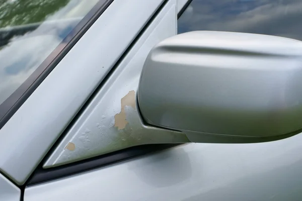 De auto, peeling verf op achteruitkijkspiegel — Stockfoto
