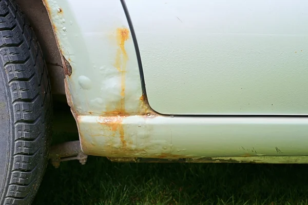 De auto, de drempel en het muiswiel boog roesten — Stockfoto