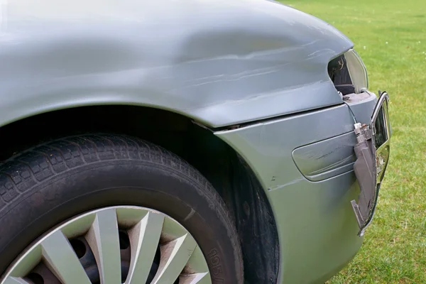 Araba kazası, aracın hasarlı fender, tampon, ve sinyal