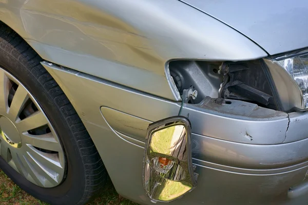 Car crash, the vehicle with a damaged fender, bumper and blinker — Stock Photo, Image