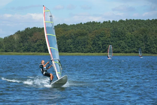 Planche à voile sur le lac Nieslysz, Pologne — Photo