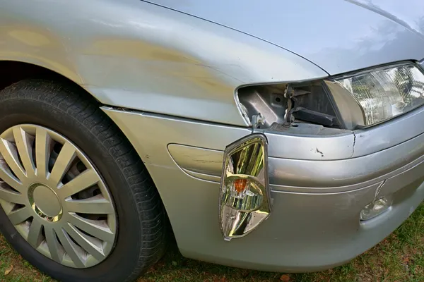 Car crash, the vehicle with a damaged fender, bumper and blinker — Stock Photo, Image