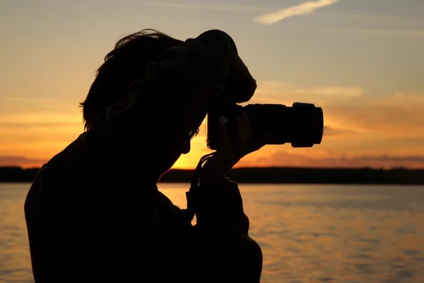 Fotógrafa y puesta de sol sobre el lago — Foto de Stock