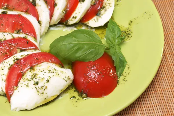 Mozzarella with tomatoes and basil — Stock Photo, Image