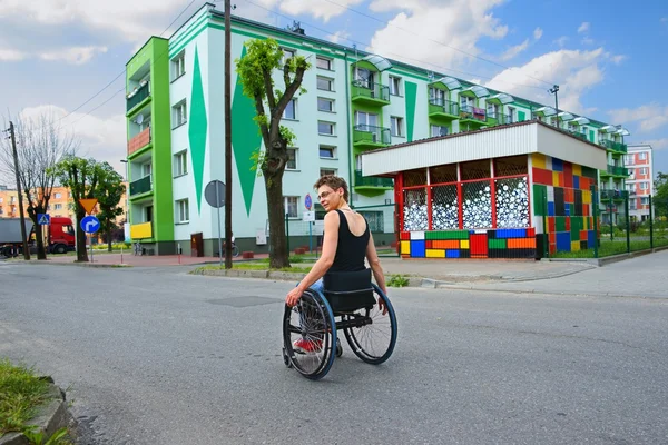 özürlü, gülümseyen kadın şehirde sokakta tekerlekli sürme