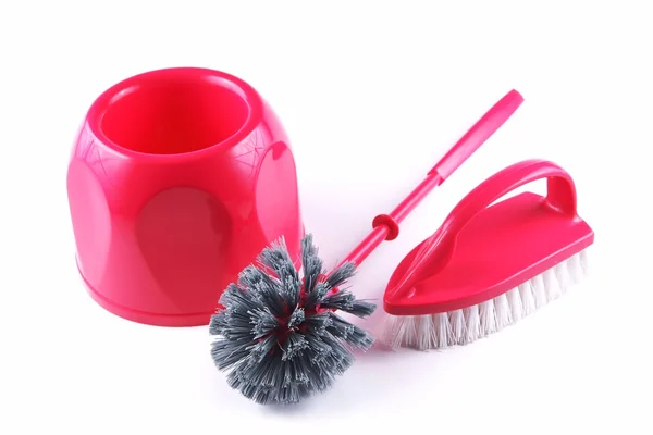 Temizleme fırçası ve tuvaletler, beyaz zemin üzerine