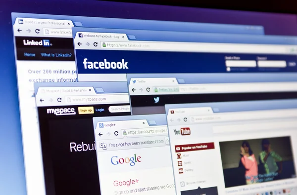 Social media web sites on computer screen — Stock Photo, Image