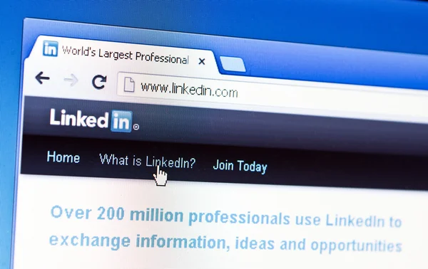 Πρώτη σελίδα LinkedIn στην laptop οθόνη — Φωτογραφία Αρχείου