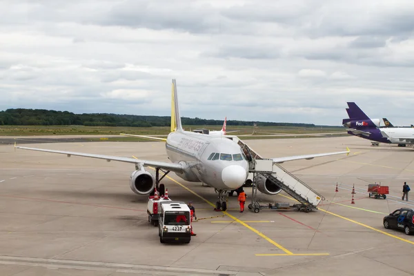 Embarkation of Germanwings airplane in Cologne airport — Stock Photo, Image
