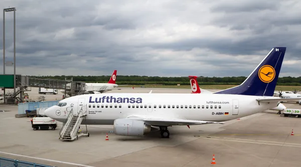 Lufthansa vliegtuig klaar voor inscheping — Stockfoto