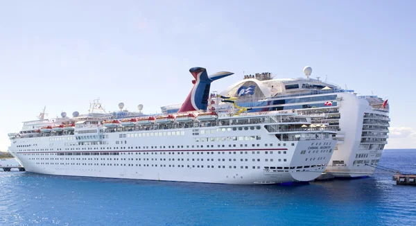 Deux grands navires de croisière liés à la jetée — Photo