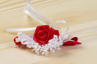 kırmızı gül beyaz dekorasyon ile