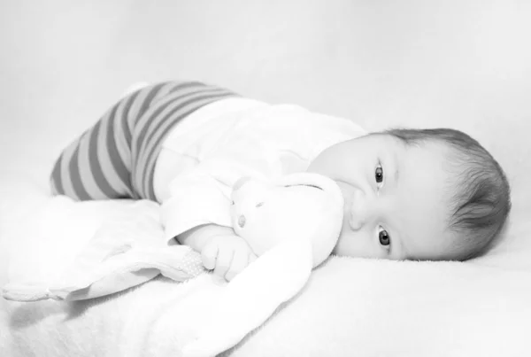 Pequeño bebé foto en blanco y negro — Foto de Stock