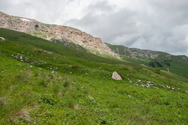 El magnífico paisaje montañoso de la Reserva Natural del Cáucaso — Foto de Stock