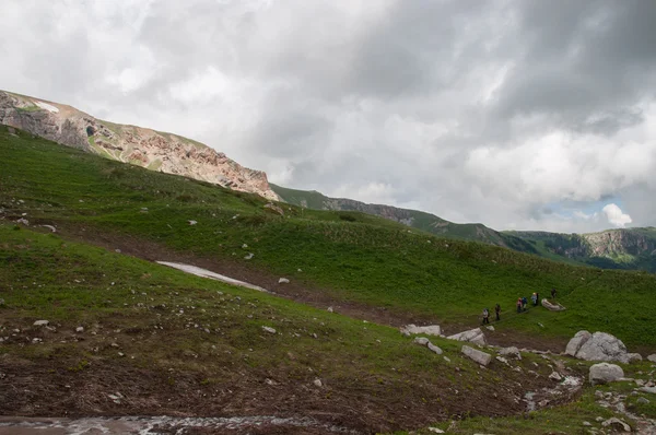 Les magnifiques paysages de montagne de la réserve naturelle du Caucase — Photo