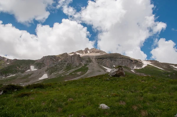 Il magnifico scenario montano della Riserva Naturale del Caucaso — Foto Stock