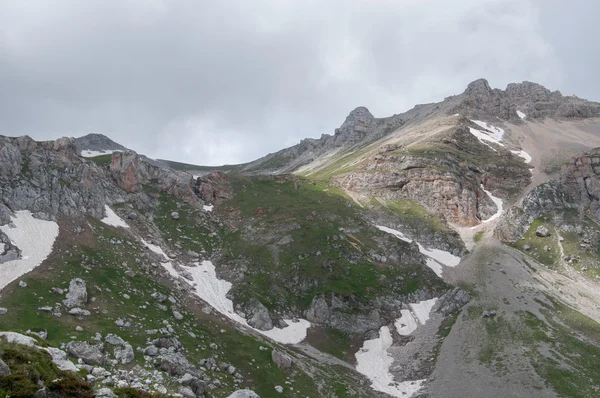 Чудові гірські пейзажі заповідника Алменланд Кавказу — стокове фото